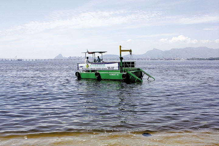 Na terça-feira (7), o barco adaptado com equipamentos para retirar o lixo flutuante das águas da Baía de Guanabara apareceu na orla da Praia da Bica