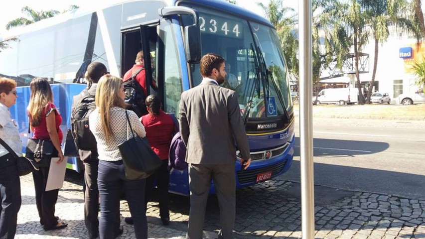 Passageiros dos ônibus executivos embarcam para mais uma viagem sentido Centro