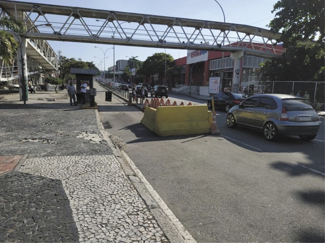 Um buraco na Estrada do Galeão, próximo ao Hipermercados Extra, continua aberto. Barreiras de concreto obrigam os motoristas a passarem pela calçada