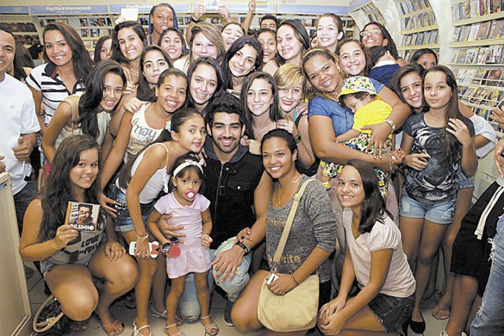 O cantor de pagode insulano Dilsinho (ao centro) com fãs durante a tarde de autógrafos no Ilha Plaza