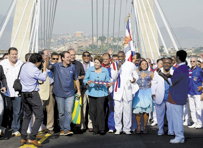 Dilma com as placas da ponte estaiada e da estação do BRT do Fundão