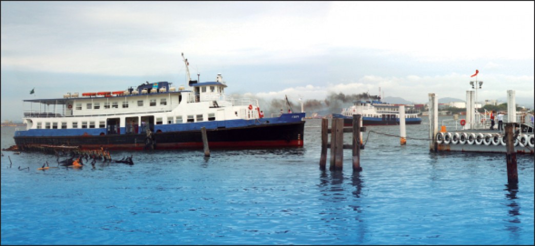 A Itaipu ficou presa aos restos da barca que afundou ano passado (detalhe).  Ao fundo a  barca Lagoa se aproximando para efetuar  o resgate dos passageiros