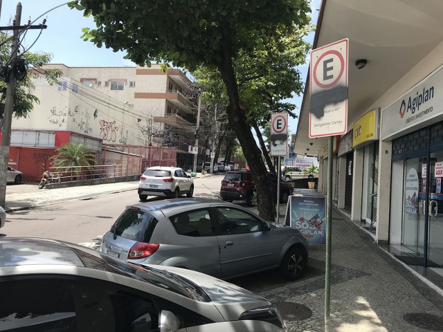 Placas de vagas exclusivas para idosos na Rua Luís Belart, no Jardim Guanabara, estão pichadas há meses