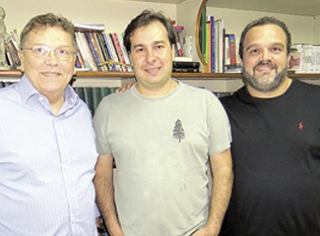 Rodrigo Maia ao lado do jornalista José Richard e Daniel Balbi em visita ao Ilha Notícias. Maia é o novo presidente da Câmara.