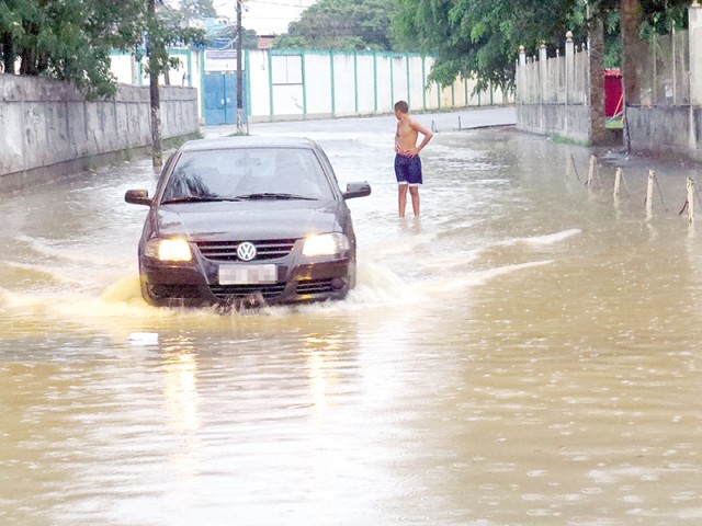 A Rua 98, no Galeão, sofre com as chuvas de verão e fica totalmente alagada, dificultando o acesso ao Hospital Municipal Nossa Senhora do Loreto