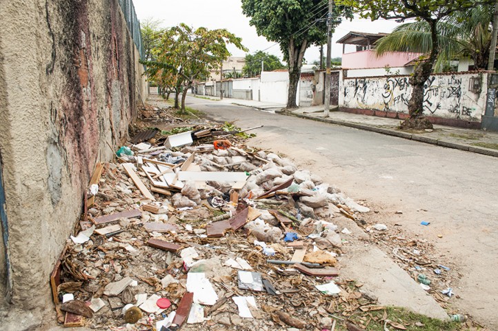 Lixo na calçada da Rua Praça Ilha Brocoio próximo à Escola Municipal Dunshee de Abrantes, no Bancários, atrai ratos e insetos, além de atrapalhar os pedestres