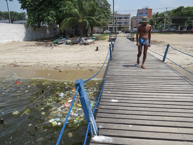 Lixo e água contaminada são comuns junto ao píer da Praia da Bica , no Jardim Guanabara 