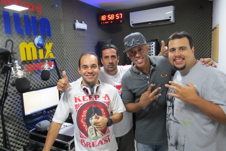 Dj Cocamá e a equipe do programa Sacode, da Rádio Ilha Mix, receberam a visita do MC Koringa