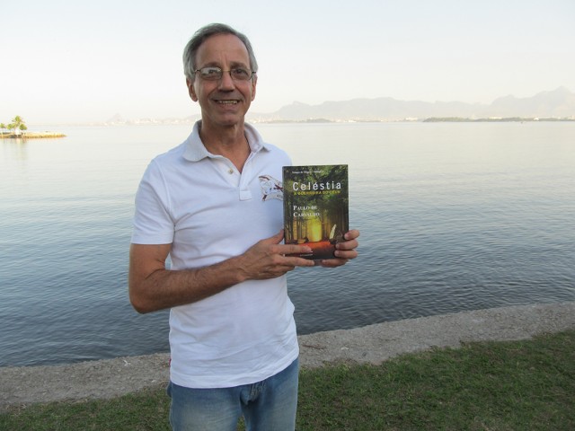 O jornalista Paulo Carvalho exibe com orgulho sua primeira obra literária publicada