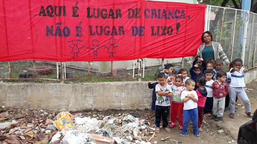 Em forma de protesto, funcionários da Creche Cora Coralina, na Praia da Rosa, colocaram uma faixa ressaltando o descarte impróprio de lixo no local