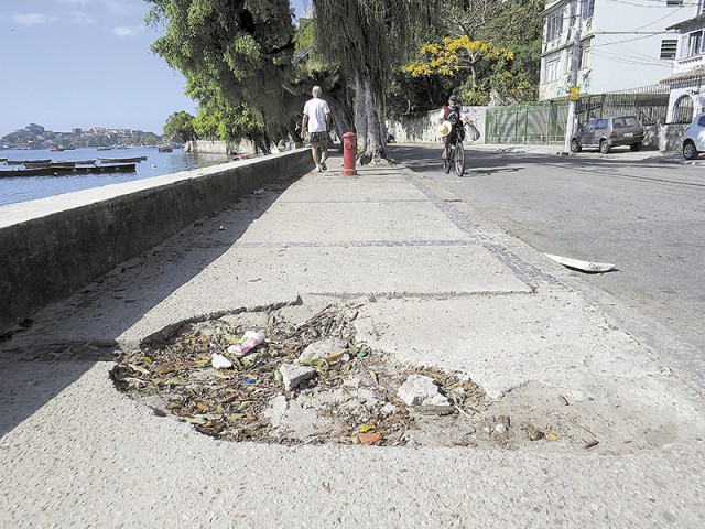 O buraco é um risco para os pedestres na calçada da Praia das Pitangueiras