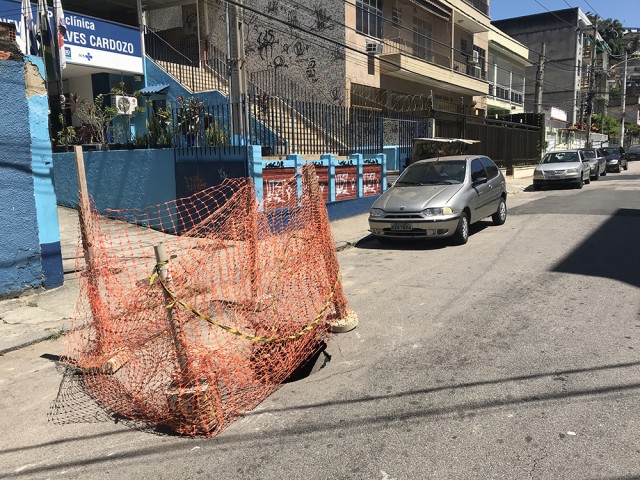 Na Rua Combu, no Cacuia, um buraco em frente a Policlínica Newton Alves, é risco de acidentes