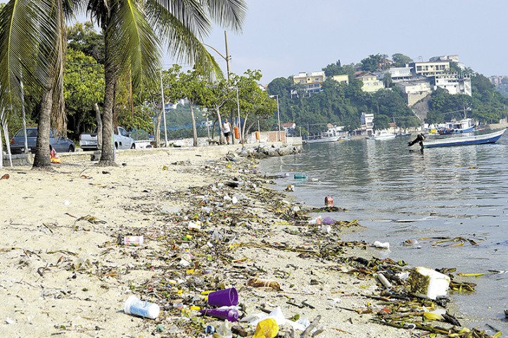 A grande quantidade de lixo espalhado nas areias da Praia da Engenhoca afasta os frequentadores