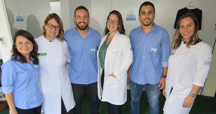 Equipe de especialistas do Centro Fisioterapêutico Raphael Abreu (terceiro a partir da esquerda), que entre diversos serviços, faz tratamentos especiais para aliviar dores com equipamentos de alta tecnologia. Informações: 99600-6187