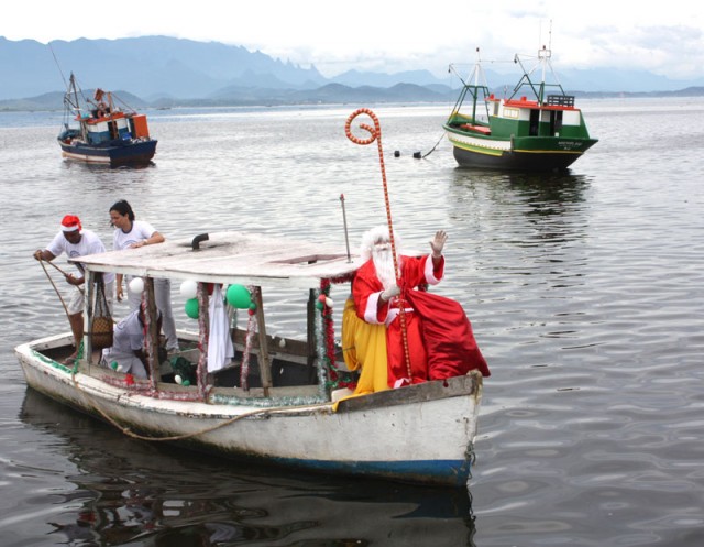 A embarcação de pescadores da comunidade conduziu Papai Noel que levou muita emoção à Tubiacanga