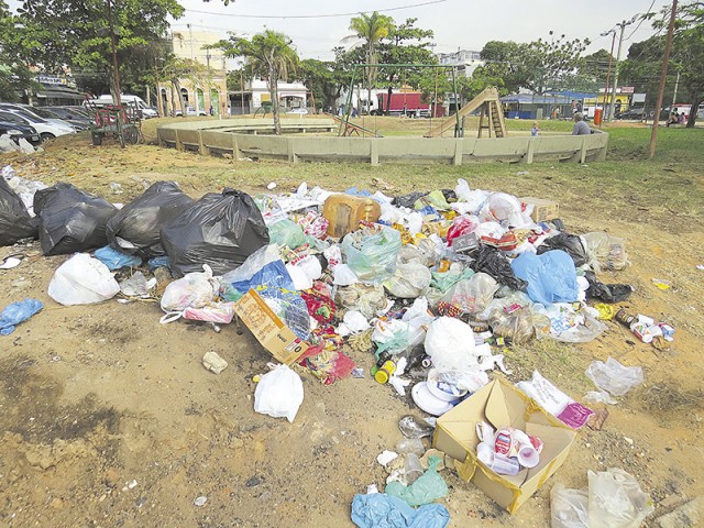 Muito lixo na Praça Alamirante Souza Melo, Zumbi