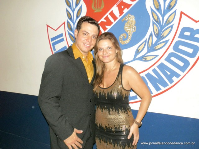 O professor, ao lado da dançarina Maria Del Rio, comemorou a data com grande festa na quadra da União 