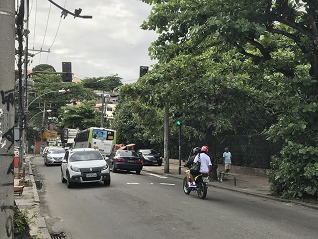 Galhos de uma árvore estão tampando um semáforo na Estrada do Rio Jequiá, próximo à Rua do Monjolo, nas Pitangueiras, e prejudica a visão dos motoristas