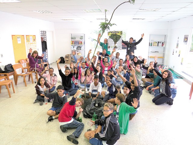 A Semana Nacional do Meio Ambiente terminou assim na Vila Olímpica Nilton Santos: alunos, técnicos, professores e lideranças comemorando o final da palestra sobre a importância da preservação ambiental 
