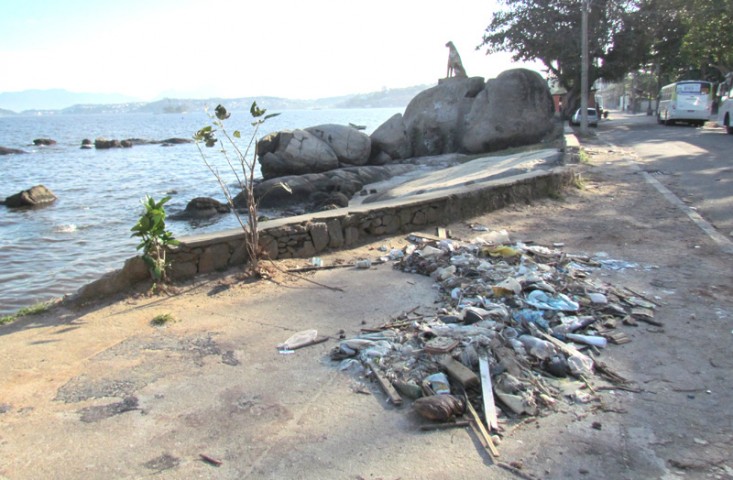 Abandono: lixo e mureta caindo perto da Pedra da Onça, no Bananal