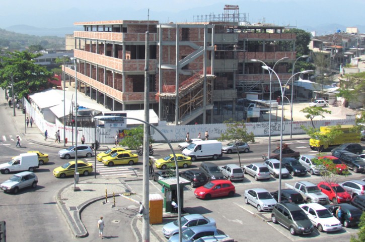 A estrutura de concreto e tijolos já deu forma ao novo hospital que agora terá as obras aceleradas