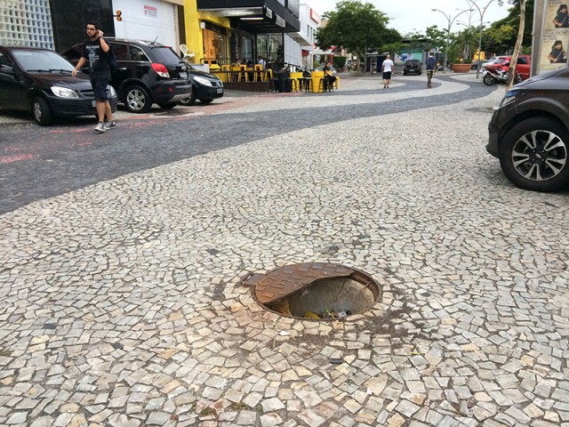 No calçadão da Portuguesa, próximo ao Bradesco,  bueiro com a tampa quebrada é risco aos pedestres