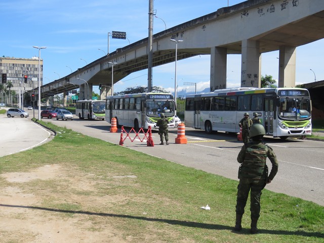 Na tentativa de reduzir a criminalidade na região, o exército faz ações diárias junto ao BRT do Fundão