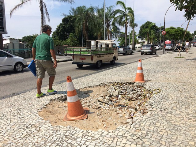 Um buraco na calçada da Estrada do Galeão, próximo ao número 2.500, na Portuguesa, é obstáculo para os pedestres que passam pelo local