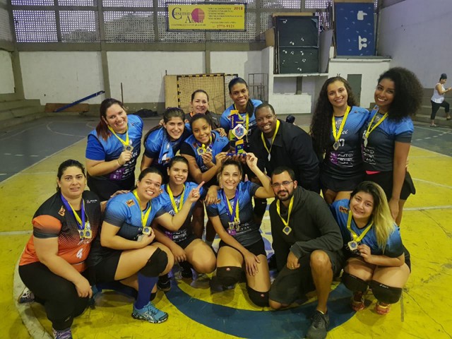 A equipe feminina de vôlei do Esporte Clube Cocotá foi campeã da competição Caxias Open, no sábado (16), e trouxe para o clube o primeiro troféu de vôlei. O time do Cocotá ganhou de 3 sets a 0 da equipe Damas de Ferro