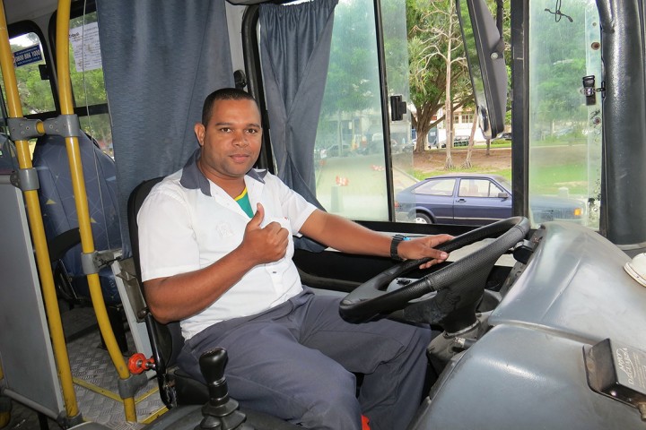 O motorista Paulo Victor trabalha com cordialidade e educação respeitando os usuários do ônibus que dirige