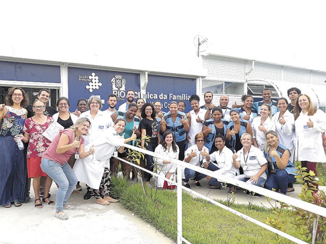 Pose da equipe da Clínica da Família Wilma Costa composta por agentes de saúde, enfermeiros e médicos, sob o comando da gerente Analaura Pereira