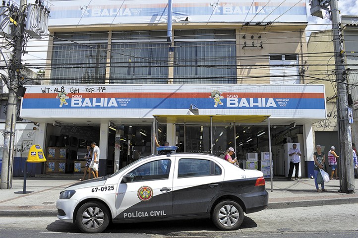 Funcionários da Casas Bahia passaram por momentos angustiantes na última quarta (10) 