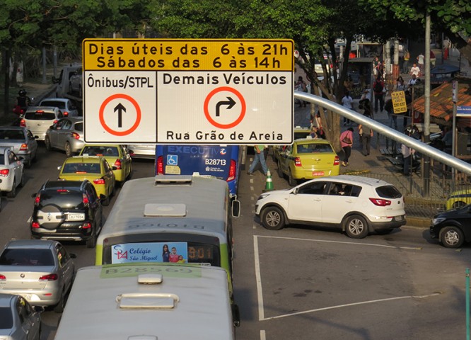 Placa instalada na Estrada do Galeão orienta os motoristas sobre o novo sistema de trânsito
