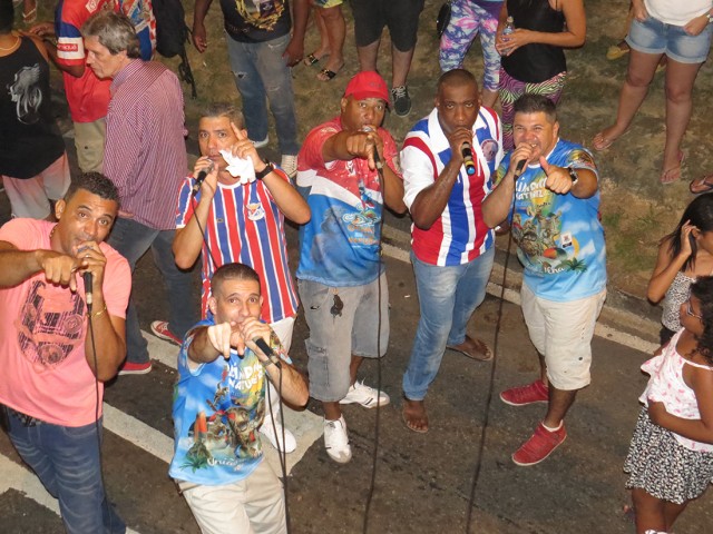 Marquinhus, Flávio, Roger, Doum, Ito e Nando, cantam o samba da União
