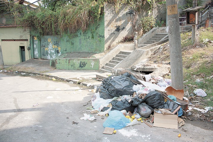 Lixo é recorrente na Rua Dr. Manuel Marreiros