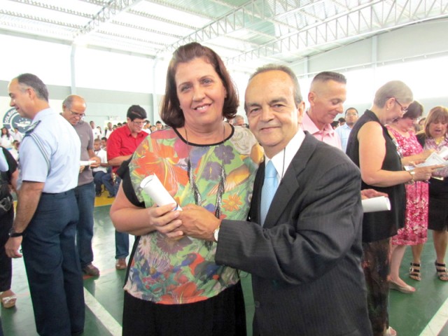 Durante as comemorações de 53 anos de fundação do Colégio Newton Braga, na quinta (4), a professora Renata Otranto foi homenageada pelo diretor da instituição, Luiz Otávio Ebendinger Martins. Renata está no colégio há 26 anos.
