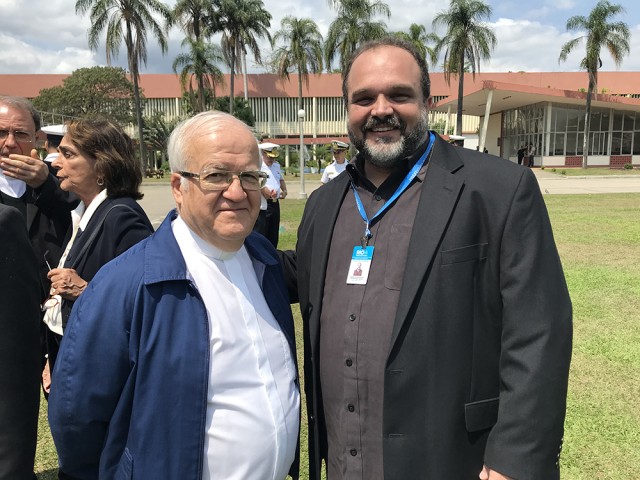 Padre Carlos Gomez, pároco da Igreja Sagrada Família, com Daniel Balbi, Superintendente da Ilha em evento no Centro de Instruções da Marinha