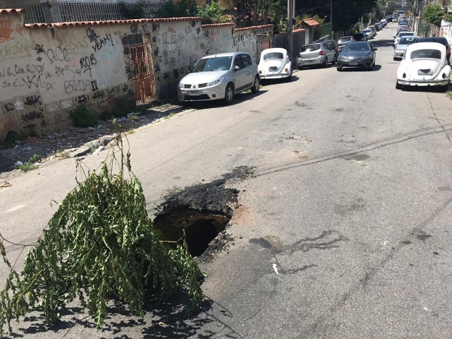 Uma cratera na Rua Combu, no Cacuia, põe em risco motoristas que passam pelo local