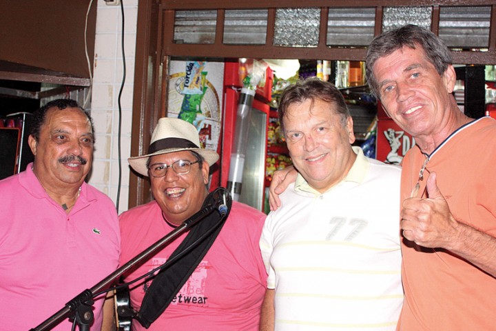 O cantor Bicudo (de chapéu) com os amigos Antônio Augusto, José Richard  e Djalma Falcão no lançamento do seu CD na sexta (23), na Engenhoca