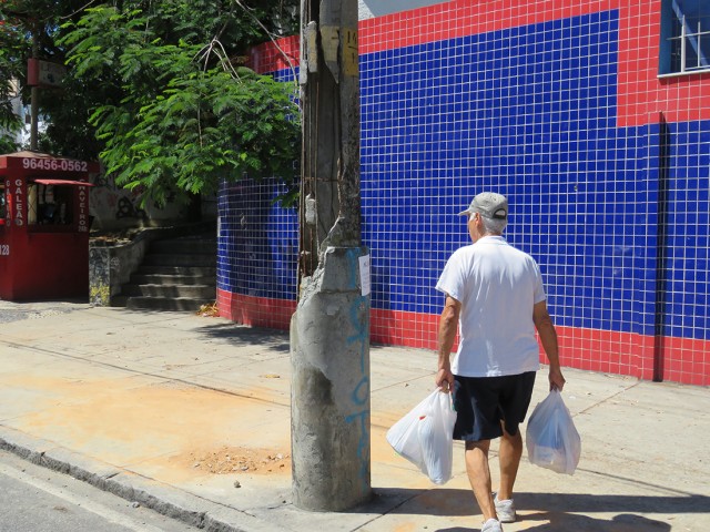 Na Estrada do Galeão, próximo ao ponto de ônibus em frente ao CCAA, um poste está em péssimo estado de conservação, com ferragens expostas, é risco para pedestres e motoristas que passam pelo local