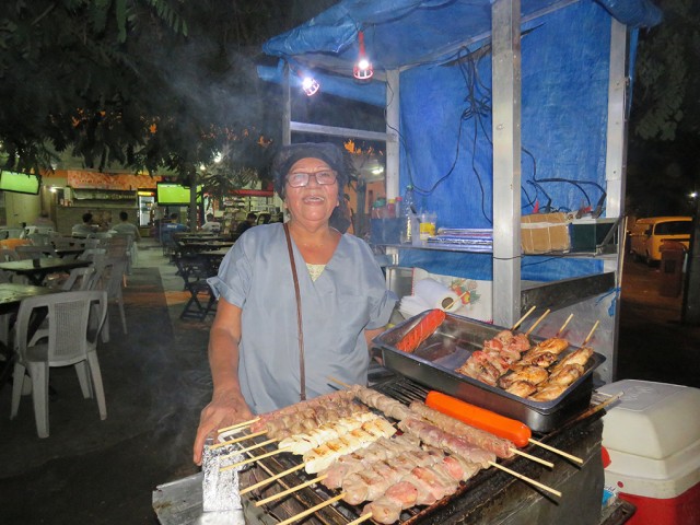 Josefa Lima, a Maria do Churrasco, vende churrasquinho há 34 anos no mesmo local para garantir o sustento