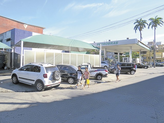O posto de gasolina BR na Rua Vístula, no Guarabu, utiliza as calçadas do entorno para estacionar os carros dos clientes que usam o lavajato. Nós,  pedestres, temos que passar pela rua arriscando a vida. Espero providências. Caio Greff, via telefone