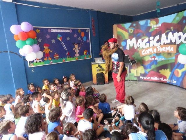 O show do mágico Millord deixou as crianças impressionadas e a cada truque a vibração da plateia se intensificava