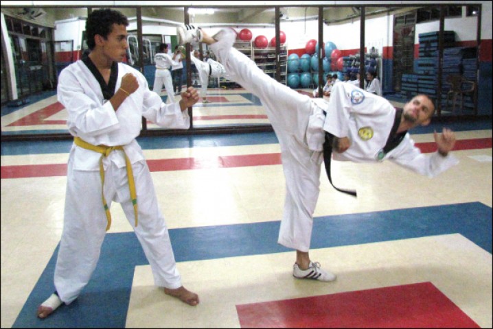 A arte marcial taekwondo desenvolve a elasticidade e flexibilidade de seus praticantes. No treinamento o professor Luis Martins aplica um golpe 