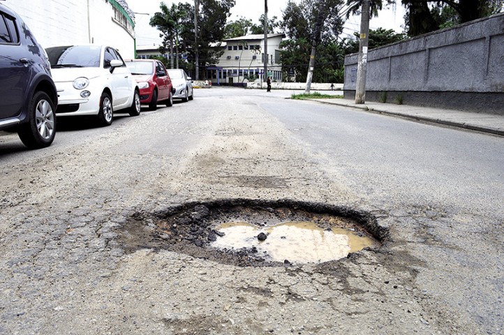 Na Estrada dos Maracajás, em frente à 4ª CRE, um buraco no asfalto vai ficando cada vez maior