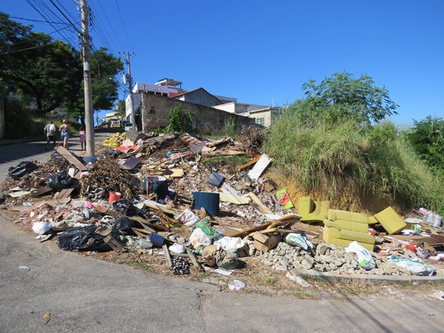 Os moradores das imediações continuam despejando lixo no terreno da Rua Estocolmo, no Jardim Carioca