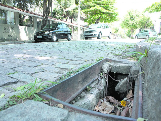 Perigo: Galeria sem grade na Rua Ângelo Neves
