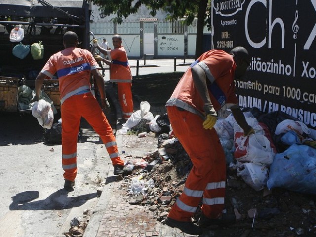 Garis fazem a limpeza de ruas da Ilha do Governador após o fim da greve. (FOTO: Agência O Dia)