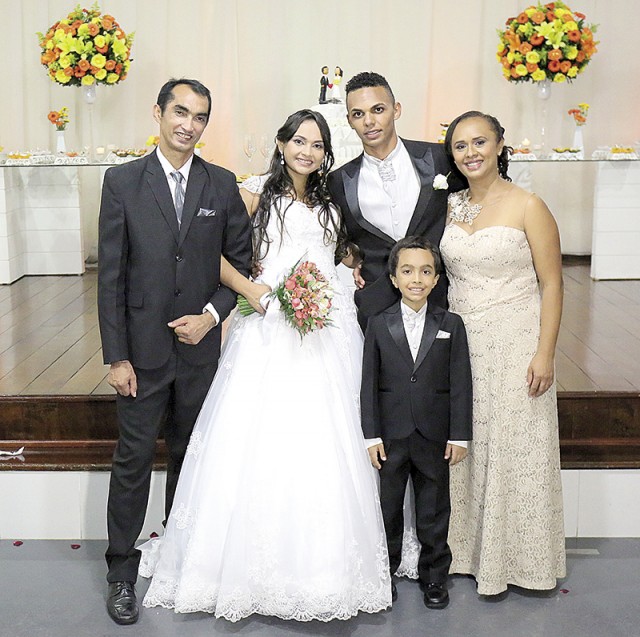Os noivos Maria Fernandes e Diego Coelho durante cerimônia matrimonial no Esporte Clube Jardim Guanabara em julho. Na foto o casal com os pais da noiva, João Roque e Neide França, junto com o irmão mais novo, Ícaro Kauê