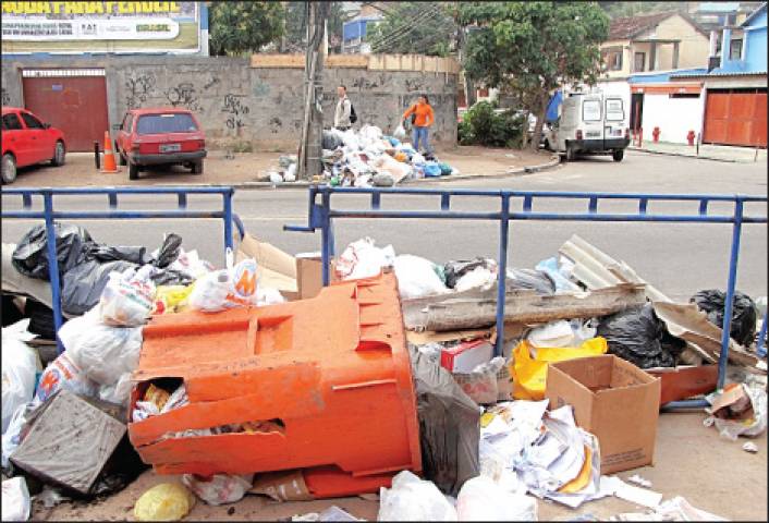 Moradores da Estrada Rio Jequiá e proximidades depositam lixo dos dois lados da via a qualquer hora